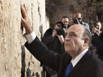 El nuevo l&iacute;der de Kadima, Shaul Mofaz, visita el Muro de las Lamentaciones en Jerusal&eacute;n el pasado 28 de marzo.