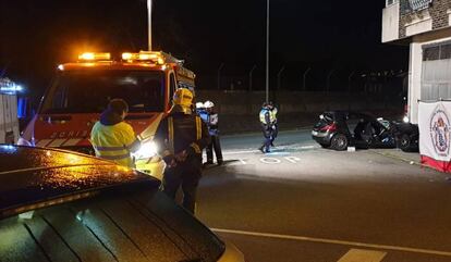 El coche accidente en una imagen difundida por los bomberos de Boiro.