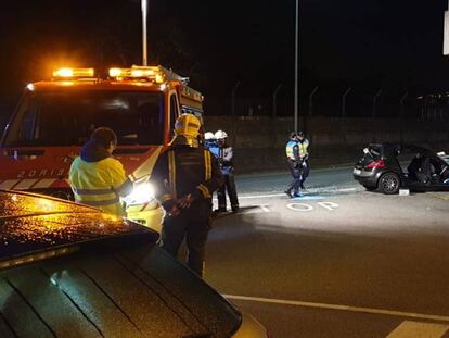 El coche accidente en una imagen difundida por los bomberos de Boiro.