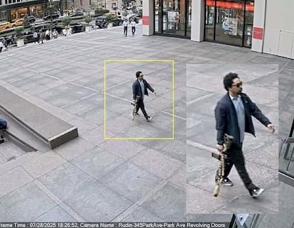 Captura de una cámara de vigilancia de un hombre armando entrando en un edificio de oficinas, este lunes en Nueva York.