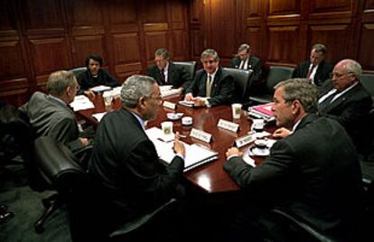 George W. Bush, durante una reunión con sus principales colaboradores celebrada el 2 de octubre de 2001.