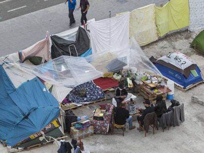 Acampada de un grupo de personas sin hogar en el centro de Barcelona 