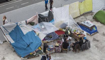 Acampada de un grupo de personas sin hogar en el centro de Barcelona 