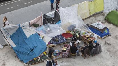 Acampada de un grupo de personas sin hogar en el centro de Barcelona