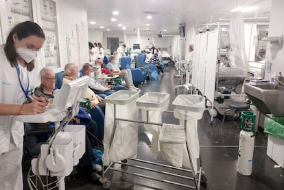 Pacientes y sanitarios el miércoles en una sala de agudos del servicio de urgencias del hospital de La Paz de Madrid.