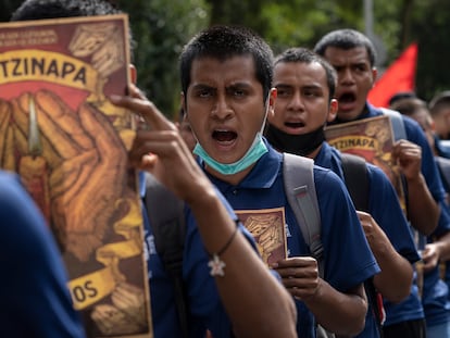 Marcha por los 43 estudiantes de la Escuela Normal Rural de Ayotzinapa “Raúl Isidro Burgos” de Iguala, Guerrero, en 2022.