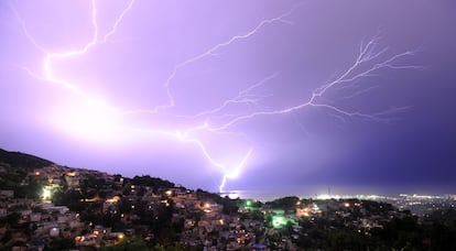 Los rayos caen durante una tormenta en la capital haitiana de Puerto Príncipe, 29 de mayo de 2014.