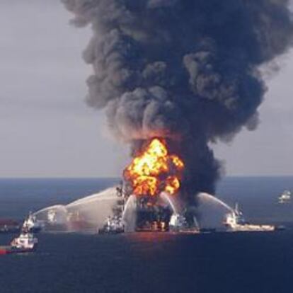 La plataforma petrolera de BP ardiendo en el golfo de México.