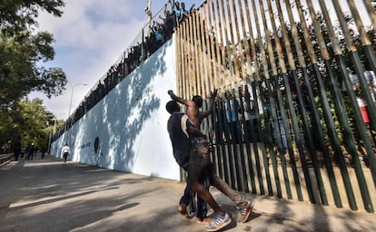 Migrantes ingresados en el CETI de Ceuta celebran el salto a la valla del último 22 de agosto.