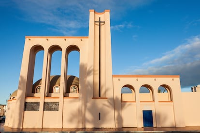 El exterior de la iglesia católica de Nuestra Señora del Carmen, en el Boulevard Hassan II.