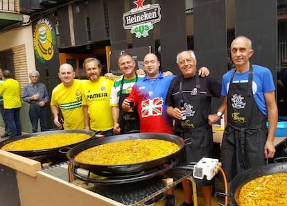 Joseba Combarro (en el centro, con la camiseta de la ikurriña), junto a miembros de la peña Eskozia La Brava (SD Eibar) y de Celtic Submarí (Villarreal) antes del partido que enfrentó a 'groguets' y armeros en la localidad castellonense la pasada temporada.