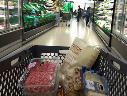 Cesta de la compra en un supermercado en Madrid.