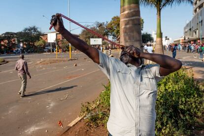 Un manifestante utiliza un tirachinas a las puertas de la Comisión Electoral de Zimbabue durante una protesta contra los resultados electorales en Harare (Zimbabue) el 1 de agosto de 2018. 