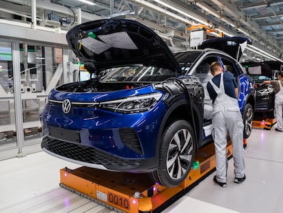 Cadena de montaje de coches en la fábrica de Volkswagen en Zwickau, Alemania.