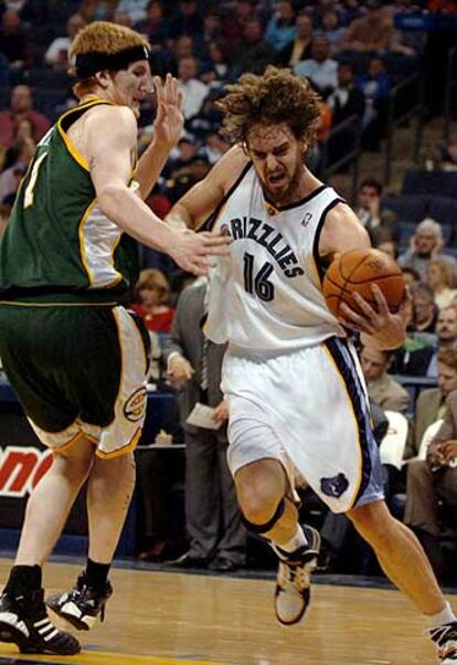 Gasol rebasa la defensa de Swift.