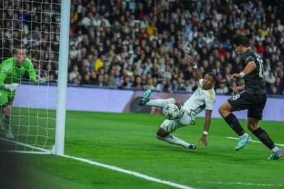 El delantero argentino del Nápoles Giovanni Simeone consigue el primer gol de su equipo, ante el Real Madrid.