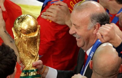 Del Bosque con la copa del Mundo, tras la final del Mundial de Sudáfrica.