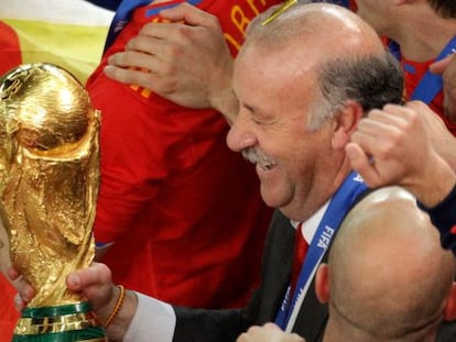 Del Bosque con la copa del Mundo, tras la final del Mundial de Sudáfrica.