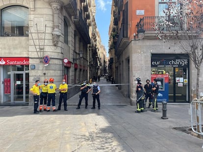 Miembros de los Bomberos y de emergencias médicas, este lunes, frente a la calle Boqueria donde se ha producido la explosión. / EUROPA PRESS