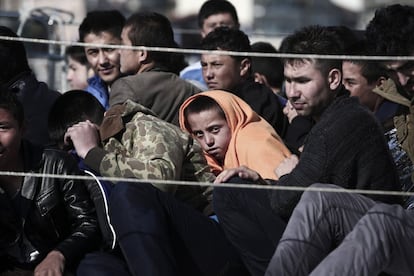 Llegada de inmigrantes rescatados por la guardia costera griega al puerto de la isla de Lesbos.