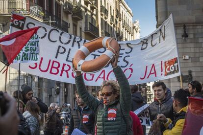 Protesta de socorristas de Barcelona en plaza Sant Jaume.