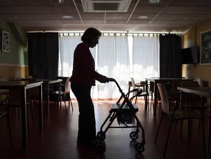 Una persona mayor en una residencia de un pueblo de Madrid.