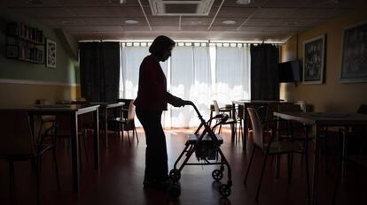 Una persona mayor en una residencia de un pueblo de Madrid.