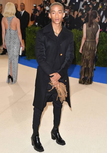 <p><strong>Cuándo.</strong> En la Met Gala 2017, celebrada el pasado mes de abril para inaugurar la exposición dedicada a Rei Kawakubo en el Costume Institute del Metropolitan Museum de Nueva York.</p> <p><strong>Por qué.</strong> Porque Jaden Smith (hijo famoso de Will Smith), con ese raro talento para combinar oportunidad, discurso y transgresión, decidió presentarse en la gala con tacones, derribando uno de los últimos tabúes de la moda. Hasta ahora, un hombre con tacones solo podía significar tres cosas: un 'club kid' (tribu urbana de los 90 de jóvenes que vivían intensamente la noche neoyorquina y rompieron las reglas del género con estilismos muy llamativos) de antaño, una reina del 'drag' o una estrella del country necesitada de un subidón de autoestima. Jaden compensó los suyos, unas botas chelsea de tacón ancho, con una imagen minimalista y afilada, en las antípodas del travestismo. Bajitos del mundo: hay esperanza.</p>