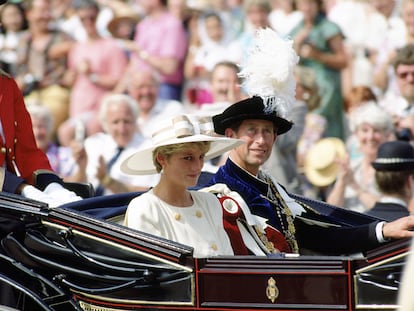 Diana y Carlos, príncipes de Gales, durante la ceremonia de la Orden de la Jarretera en el castillo de Windsor, el 15 de junio de 1992.