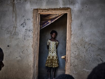 Una niña de la RDC, país del que proviene el 56% de la población del campo de refugiados de Dzaleka, en el marco de la puerta de su casa.