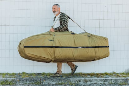 El surfista estadounidense Garrett McNamara con el portatablas de surf que ha diseñado para la marca Thule