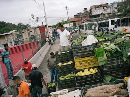 Productores llegan a vender al frente del mercado Guerrero de Baloa II en Caracas, el pasado 27 de enero.