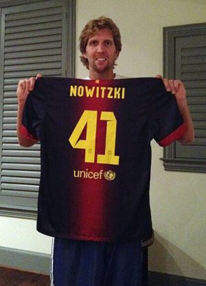 Nowitzki muestra la camiseta del Barcelona.