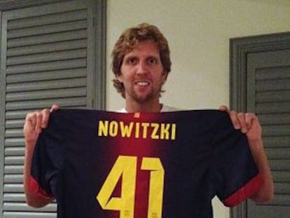 Nowitzki muestra la camiseta del Barcelona. 
