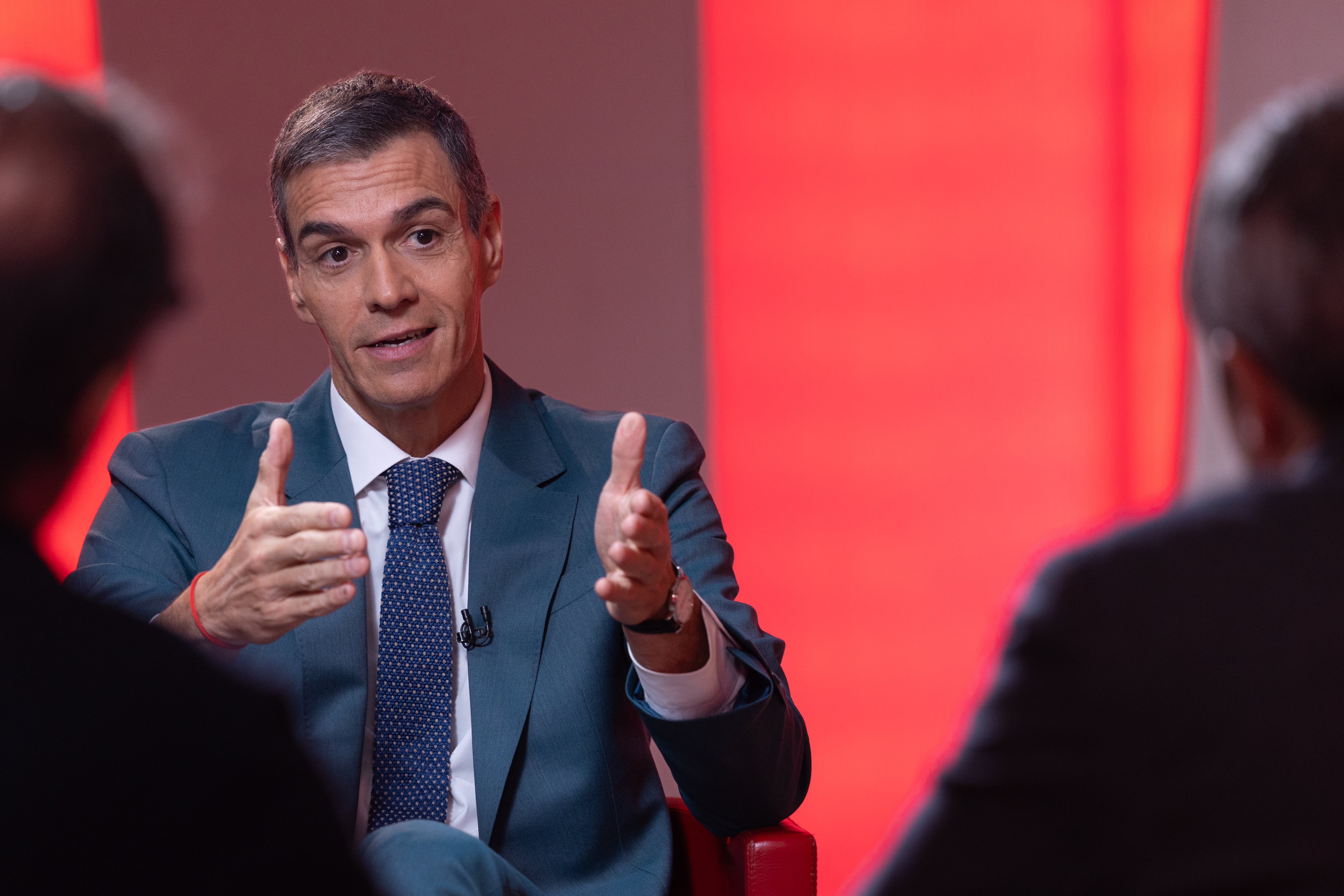 El presidente del Gobierno, Pedro Sánchez, el viernes en un momento de la entrevista con EL PAÍS en la sede central del PSOE, en la madrileña calle de Ferraz. 