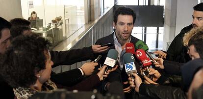 Borja Sémper atiende a los periodistas este lunes en San Sebastián.