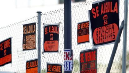 Carteles de venta y alquiler de pisos en una calle del barrio madrileño de San Blas.