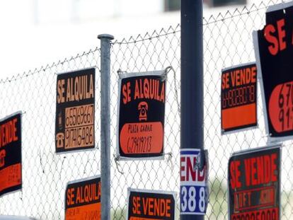 Carteles de venta y alquiler de pisos en una calle del barrio madrileño de San Blas.