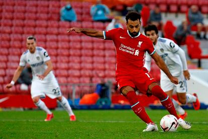 Salah tira el penalti que le dio este sábado la victoria al Liverpool ante el Leeds en Anfield.