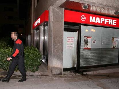 Oficina de Mapfre en Getxo atacada por cuatro encapuchados.
