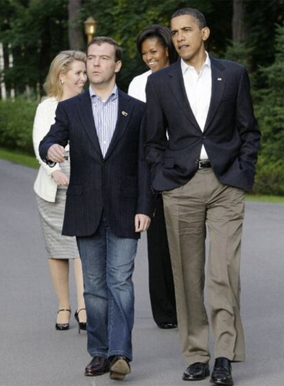 Medvédev y Obama, seguidos por sus esposas, Svetlana y Michelle.