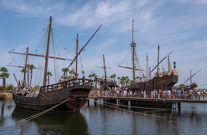 Visitantes del Muelle de las Carabelas, ubicado en el paraje de La Rábida, en Palos de la Frontera (Huelva), unos de los lugares de celebración del 529 aniversario de la llegada de la primera expedición de Cristóbal Colón a América.