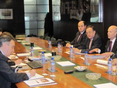 Un momento de la reunión entre los representantes de la OCDE y de Confebask.