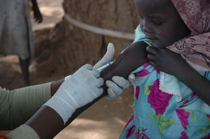 Darfur, Sudán 2005. Esta imagen la obtuve durante una de las campañas de vacunación llevadas a cabo por las organizaciones humanitarias entre los desplazados por la guerra en Darfur. Algo que me llamó mucho la atención es la valentía con la que estos pequeños afrontaban los pinchazos; ni una queja, ni un llanto…