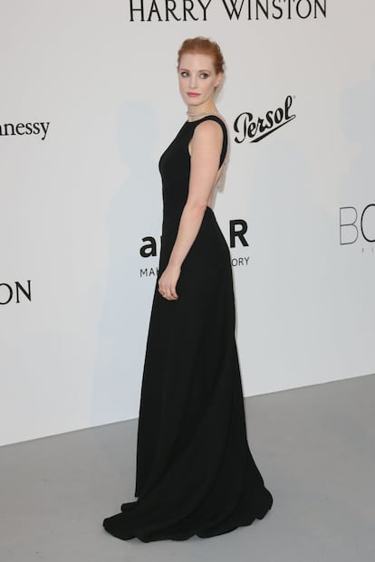 La actriz Jessica Chastain asistió a la amfAR Gala de 2017 con un vestido de terciopelo negro de Prada, sobrio y sofisticado.