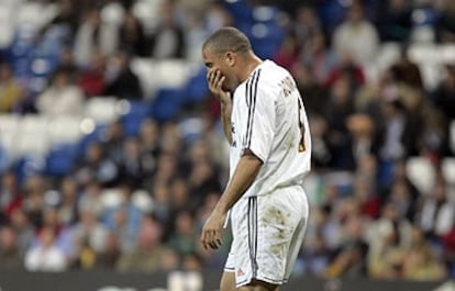 Ronaldo se lamenta del desastre madridista ante la Real Sociedad.