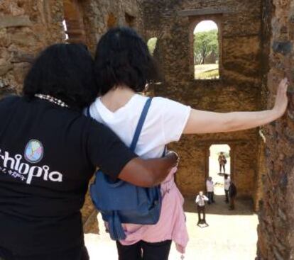 Una china se toma una foto en los alrededores del Castillo de Gondar, en Etiopía.