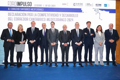 Foto familia de los miembros de las organizaciones empresariales de la Comunidad Valenciana, Aragón, Castilla y León, Cantabria y La Rioja que este jueves han firmado una declaración por la competitividad y el desarrollo del corredor Cantábrico-Mediterráneo, en Logroño.