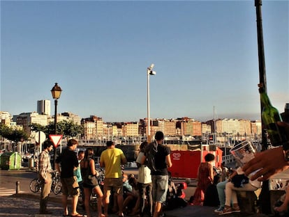 La Cuesta del Cholo, que se llena de gente y ambiente al atardecer.