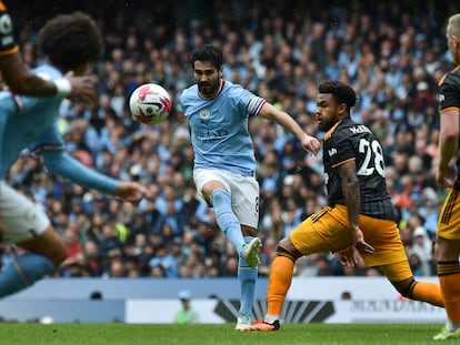 Gundogan asiste a un compañero durante el City - Leeds.